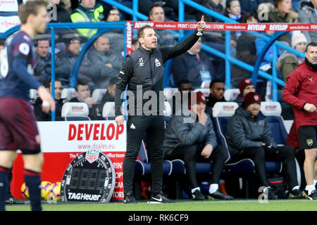 Huddersfield, nello Yorkshire, Regno Unito. 09 Febbraio, 2019. L Huddersfield Town Manager Jan Siewert esclamazioni istruzioni ai suoi giocatori dal perimetro. Premier League, Huddersfield Town v Arsenal a John Smith's Stadium a Huddersfield sabato 9 febbraio 2019. Questa immagine può essere utilizzata solo per scopi editoriali. Solo uso editoriale, è richiesta una licenza per uso commerciale. Nessun uso in scommesse, giochi o un singolo giocatore/club/league pubblicazioni. pic da Chris Stading/Andrew Orchard fotografia sportiva/Alamy Live news Foto Stock