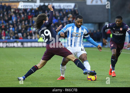 Huddersfield, nello Yorkshire, Regno Unito. 09 Febbraio, 2019. Jason Puncheon di Huddersfield Town (r) viene affrontato da Matteo Guendouzi dell'Arsenal. Premier League, Huddersfield Town v Arsenal a John Smith's Stadium a Huddersfield sabato 9 febbraio 2019. Questa immagine può essere utilizzata solo per scopi editoriali. Solo uso editoriale, è richiesta una licenza per uso commerciale. Nessun uso in scommesse, giochi o un singolo giocatore/club/league pubblicazioni. pic da Chris Stading/Andrew Orchard fotografia sportiva/Alamy Live news Foto Stock