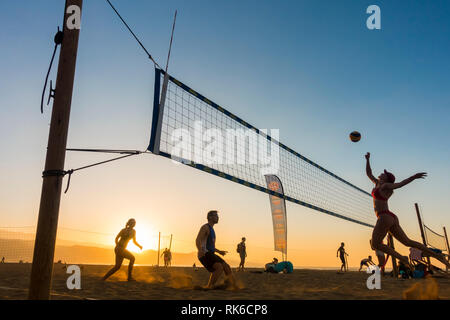 Las Palmas de Gran Canaria, Isole Canarie, Spagna. 9 febbraio 2019. La pallavolo al tramonto sulla spiaggia di citta'. Foto Stock