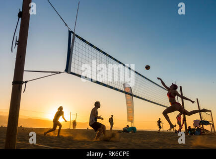 Las Palmas de Gran Canaria, Isole Canarie, Spagna. 9 febbraio 2019. La pallavolo al tramonto sulla spiaggia di citta'. Foto Stock