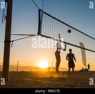 Las Palmas de Gran Canaria, Isole Canarie, Spagna. 9 febbraio 2019. La pallavolo al tramonto sulla spiaggia di citta'. Foto Stock