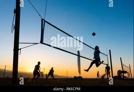 Las Palmas de Gran Canaria, Isole Canarie, Spagna. 9 febbraio 2019. La pallavolo al tramonto sulla spiaggia di citta'. Foto Stock