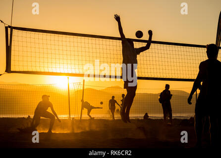 Las Palmas de Gran Canaria, Isole Canarie, Spagna. 9 febbraio 2019. La pallavolo al tramonto sulla spiaggia di citta'. Foto Stock