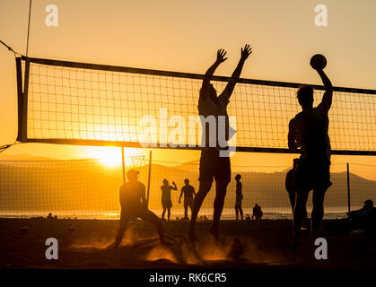 Las Palmas de Gran Canaria, Isole Canarie, Spagna. 9 febbraio 2019. La pallavolo al tramonto sulla spiaggia di citta'. Foto Stock