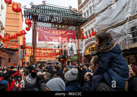 Londra, Regno Unito. 09 Febbraio, 2019. Guardare la folla celebrazioni sulla strada principale di Londra Chinatown durante il Capodanno cinese a Londra, Regno Unito. Foto Stock