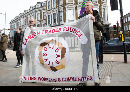 Londra, Regno Unito. Il 9 febbraio, 2019. I membri di Camden unisono Governo locale filiale marzo a Camden a sostegno del traffico operai impiegati da NSL che attualmente sono in sciopero per un periodo di quattordici giorni chiamando per essere pagato £11.15/ora. Credito: Mark Kerrison/Alamy Live News Foto Stock