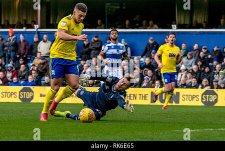 Birmingham, Regno Unito. 9 Feb 2019. Che Adams di Birmingham City round Joe Lumley di Queens Park Rangers di segnare il suo terzo e quarto Birminghams obiettivo durante il cielo EFL scommessa match del campionato tra Queens Park Rangers e Birmingham City al Loftus Road Stadium, Londra, Inghilterra il 9 febbraio 2019. Foto di Phil Hutchinson. Solo uso editoriale, è richiesta una licenza per uso commerciale. Nessun uso in scommesse, giochi o un singolo giocatore/club/league pubblicazioni. Credit: UK Sports Pics Ltd/Alamy Live News Foto Stock