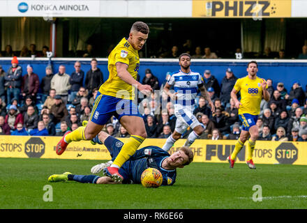 Birmingham, Regno Unito. 9 Feb 2019. Che Adams di Birmingham City round Joe Lumley di Queens Park Rangers di segnare il suo terzo e quarto Birminghams obiettivo durante il cielo EFL scommessa match del campionato tra Queens Park Rangers e Birmingham City al Loftus Road Stadium, Londra, Inghilterra il 9 febbraio 2019. Foto di Phil Hutchinson. Solo uso editoriale, è richiesta una licenza per uso commerciale. Nessun uso in scommesse, giochi o un singolo giocatore/club/league pubblicazioni. Credit: UK Sports Pics Ltd/Alamy Live News Foto Stock