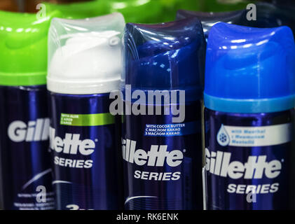 Kiev, Ucraina. Il 9 febbraio, 2019. Gillette crema di rasatura visto in un negozio. Gillette è un marchio di uomini e donne rasoi di sicurezza e altri prodotti per la cura personale comprendenti rasatura fornisce il credito: Igor Golovniov SOPA/images/ZUMA filo/Alamy Live News Foto Stock