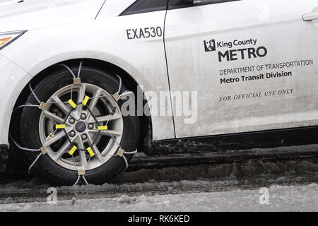 Bellevue, WA, Stati Uniti d'America. Il 9 febbraio, 2019. Bellevue è nevicato a. King County Metro dipartimento del veicolo di trasporto in catene da neve Foto Stock