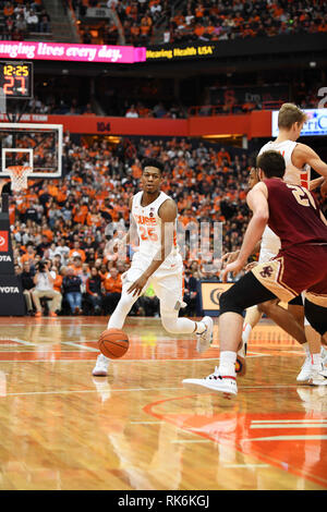 Syracuse, NY, STATI UNITI D'AMERICA. 09Feb, 2019. Siracusa junior guard Tyus battaglia (25) aziona verso il cesto come il Syracuse Orange sconfitto il Boston College Eagles 67-56 al Carrier Dome in Syracuse, New York. Alan Schwartz/CSM/Alamy Live News Foto Stock