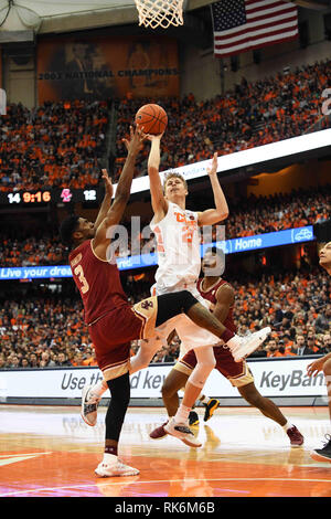 Syracuse, NY, STATI UNITI D'AMERICA. 09Feb, 2019. Siracusa in avanti del sophomore Marek Dolezaj (21) germogli durante la prima metà del gioco. Il Syracuse Orange ospita il Boston College Eagles al Carrier Dome in Syracuse, New York. Alan Schwartz/CSM/Alamy Live News Foto Stock