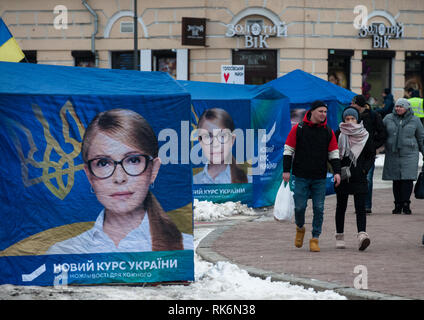 Kiev, Ucraina. 9 Feb 2019. Le persone sono considerate oltrepassando una campagna tenda di ucraini candidato presidenziale Yulia Tymoshenko leader dell'Ucraina (Batkivshchyna patria) partito politico. Elezioni presidenziali in Ucraina si terrà il 31 marzo 2019. Credito: SOPA Immagini limitata/Alamy Live News Foto Stock