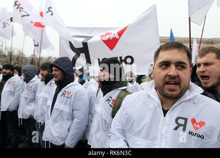 Kiev, Ucraina. 9 Feb 2019. I sostenitori di ucraini candidato presidenziale Yulia Tymoshenko (non visibile) vengono visti gridando slogan, durante la riunione con gli elettori come parte della sua campagna elettorale a Kiev. Ukrainian le elezioni presidenziali si terranno in Ucraina il 31 marzo, 2019. Credito: SOPA Immagini limitata/Alamy Live News Foto Stock