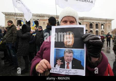 Kiev, Ucraina. 9 Feb 2019. Un sostenitore di ucraini candidato presidenziale Yulia Tymoshenko (non visibile) visto tenendo un cartello combinata con le foto di ex presidente ucraino Viktor Yanukovich (up) e attuale presidente ucraino Petro Poroshenko (giù) e dire alcuna differenza durante la riunione con gli elettori come parte della sua campagna elettorale a Kiev. Ukrainian le elezioni presidenziali si terranno in Ucraina il 31 marzo, 2019. Credito: SOPA Immagini limitata/Alamy Live News Foto Stock