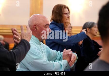 Pechino, USA. 8 febbraio, 2019. Tai Chi gli operatori dimostrano Tai Chi in Fremont, California, negli Stati Uniti, febbraio 8, 2019. Un team di cinesi Tai Chi masters Venerdì iniziato il loro tour negli Stati Uniti per promuovere il cinese Tai Chi alla cultura della Overseas Chinese e American Kung Fu fan. San Francisco è la prima fermata del team di 12-giorno Tai Chi Cultura World Tour. Il viaggio si terrà conto anche di altre due città degli Stati Uniti di Las Vegas e Los Angeles. Credito: Wu Xiaoling/Xinhua/Alamy Live News Foto Stock