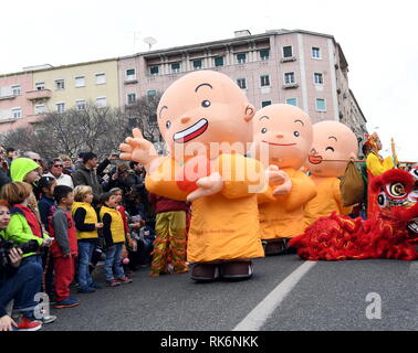 Lisbona, Portogallo. Il 9 febbraio, 2019. Artisti cinesi eseguire durante 'Felice Anno Nuovo Cinese' in festa a Lisbona, la capitale del Portogallo, nel febbraio 9, 2019. Credito: Zhang Liyun/Xinhua/Alamy Live News Foto Stock