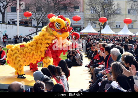 Lisbona, Portogallo. Il 9 febbraio, 2019. La gente guarda la danza del leone durante 'Felice Anno Nuovo Cinese' in festa a Lisbona, la capitale del Portogallo, nel febbraio 9, 2019. Credito: Zhang Liyun/Xinhua/Alamy Live News Foto Stock