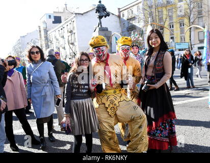 Lisbona, Portogallo. Il 9 febbraio, 2019. Attori dalla nazionale cinese di Pechino Opera Company di interagire con il pubblico durante il 'Felice Anno Nuovo Cinese' in festa a Lisbona, la capitale del Portogallo, nel febbraio 9, 2019. Credito: Zhang Liyun/Xinhua/Alamy Live News Foto Stock