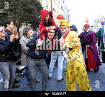 Lisbona, Portogallo. Il 9 febbraio, 2019. Attori dalla nazionale cinese di Pechino Opera Company di interagire con il pubblico durante il 'Felice Anno Nuovo Cinese' in festa a Lisbona, la capitale del Portogallo, nel febbraio 9, 2019. Credito: Zhang Liyun/Xinhua/Alamy Live News Foto Stock