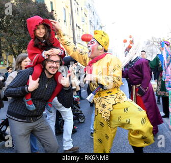 Lisbona, Portogallo. Il 9 febbraio, 2019. Attori dalla nazionale cinese di Pechino Opera Company di interagire con il pubblico durante il 'Felice Anno Nuovo Cinese' in festa a Lisbona, la capitale del Portogallo, nel febbraio 9, 2019. Credito: Zhang Liyun/Xinhua/Alamy Live News Foto Stock