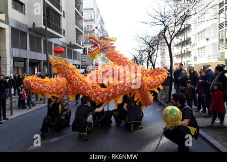 Lisbona, Portogallo. Il 9 febbraio, 2019. Eseguire portoghese dragon dance durante 'Felice Anno Nuovo Cinese' in festa a Lisbona, la capitale del Portogallo, nel febbraio 9, 2019. Credito: Zhang Liyun/Xinhua/Alamy Live News Foto Stock