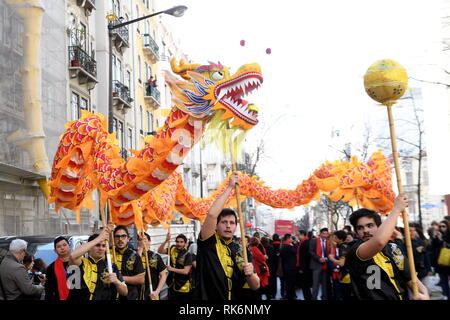 Lisbona, Portogallo. Il 9 febbraio, 2019. Eseguire portoghese dragon dance durante 'Felice Anno Nuovo Cinese' in festa a Lisbona, la capitale del Portogallo, nel febbraio 9, 2019. Credito: Zhang Liyun/Xinhua/Alamy Live News Foto Stock