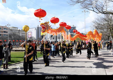 Lisbona, Portogallo. Il 9 febbraio, 2019. Eseguire portoghese dragon dance durante 'Felice Anno Nuovo Cinese' in festa a Lisbona, la capitale del Portogallo, nel febbraio 9, 2019. Credito: Zhang Liyun/Xinhua/Alamy Live News Foto Stock