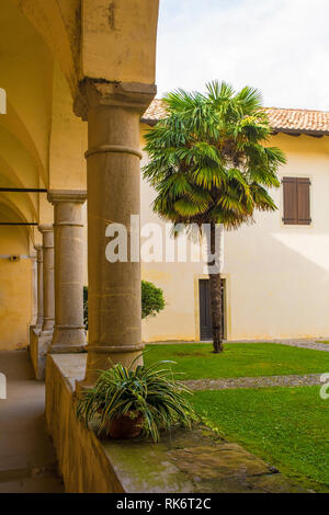 Il cortile di Abbazia di Rosazzo - Abbazia di Rosazzo - che risale a circa 1070 e si trova in Friuli nord est Italia. Foto Stock