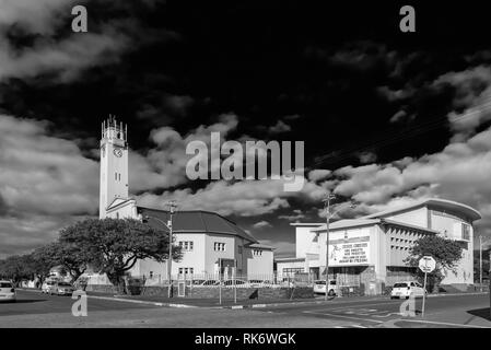 GOODWOOD, SUD AFRICA, 14 agosto 2018: una scena di strada con la olandese riformata Chiesa Madre a Goodwood nella provincia del Capo occidentale. Monocromatico Foto Stock