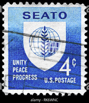 Stati Uniti - circa 1960: un timbro Stampato negli USA mostra la SEATO emblema con la scritta 'Unità pace progressi", circa 1960 Foto Stock