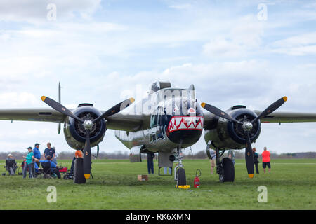 Urbana, Ohio, Stati Uniti d'America - 16 Aprile 2017: Doolittle Raiders B-25 Raccolta, B-25 Mitchell guerra mondiale due aerei bombardieri sull'asfalto durante l'esibizione aerea Foto Stock