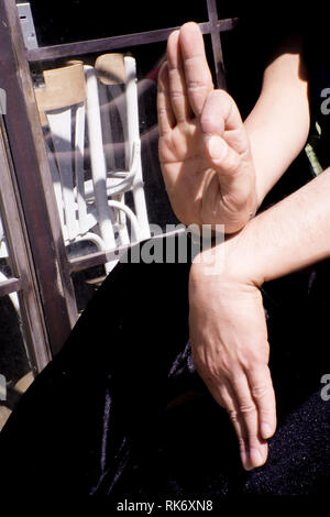 Bollywood dancer man over background urbano Foto Stock