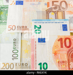 Euro denaro. Denaro contante in euro sfondo. Euro banconote denaro. Sullo sfondo di diverse banconote in euro da vicino Foto Stock