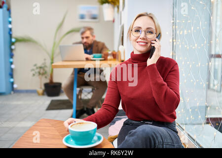 Donna che chiama Foto Stock