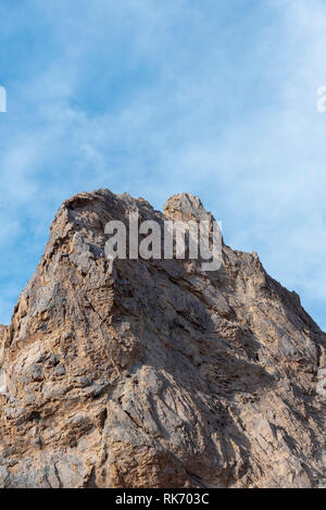 Frastagliate rocce brulle peak contro un cielo blu. Primo piano mostra rocky texture. Foto Stock