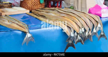 Il pesce fresco marinato in salsa, re Sgombri (Spotted sgombri, Seerfishes) filetti sul mercato in stallo street market alimentare. Tradizionale Tailandese Cuis asiatica Foto Stock
