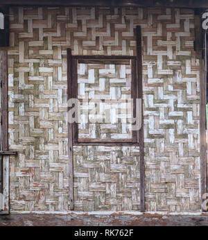 Parete con tetto in paglia con tessuto naturale erba essiccata foglie. Sfondo, sfondo, consistenza naturale, superficie, dettaglio, design, materiale di decorazione, astratta, pa Foto Stock