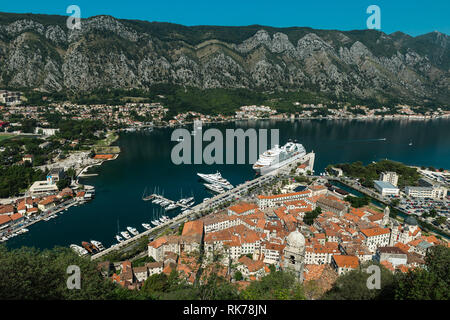 Kotor, Montenegro. Baia di Kotor Bay è uno dei luoghi più belli del mare Adriatico, vanta le conserve di fortezza veneziana, vecchio piccoli borghi, Foto Stock