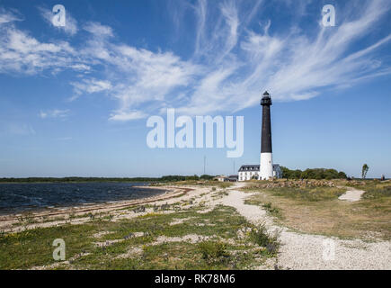 Rocce e un avvolgimento percorso verso la sorve faro in Saaremaa, Estonia Foto Stock