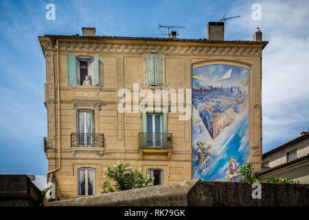 Dipinti murali - trompe l'oeil - sull esterno dell edificio ornato in Carcassonne, Aude, Francia il 11 giugno 2015 Foto Stock