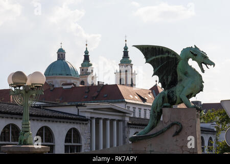 Statua del drago presso il drago e il ponte delle torri della Cattedrale di San Nicola, Lubiana, Slovenia Foto Stock