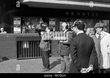 Troupe presso il St Enoch metropolitana. Arnotts store in background. - Glasgow 1981 Foto Stock