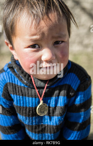 Ritratto di un timido ragazzo in Laya, Gasa distretto, Snowman Trek, Bhutan Foto Stock