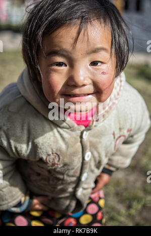 Ritratto di un divertente bambina nel villaggio di Laya, Gasa distretto, Snowman Trek, Bhutan Foto Stock