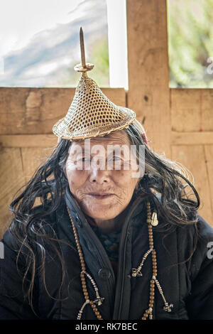 Vecchio Layap donna con il suo tradizionale cappello conico in Laya, Gasa distretto, Snowman Trek, Bhutan Foto Stock