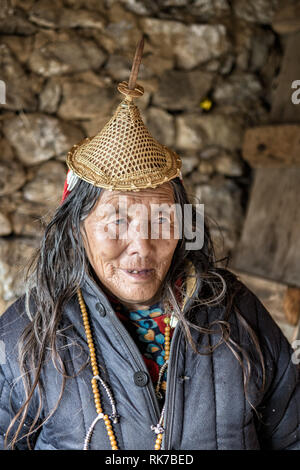 Vecchia donna Layap nella sua casa di Laya, Gasa distretto, Snowman Trek, Bhutan Foto Stock