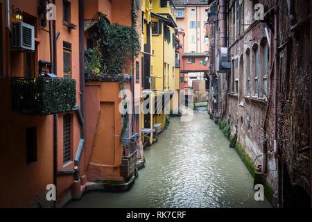 Centro della città italiana di Bologna. Finestrella di Via Piella Foto Stock