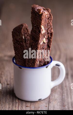 Appetitosi biscotti italiani i cookie in una tazza di caffè Foto Stock