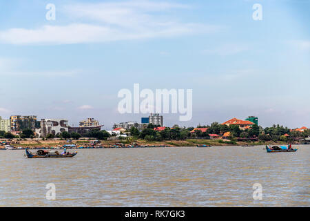 Barche sul fiume Mekong Phnom Penh Cambogia Foto Stock